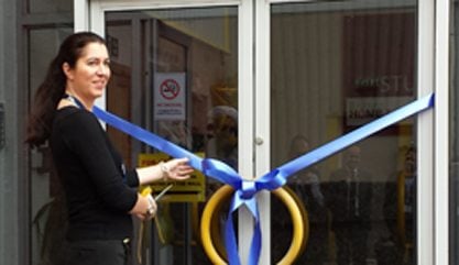 Tanya Lawler cuts the ribbon on Genie and the Geeks new Office