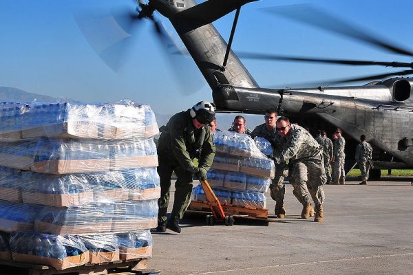 800px-2010_Haiti_earthquake_relief_efforts_by_the_US_Army