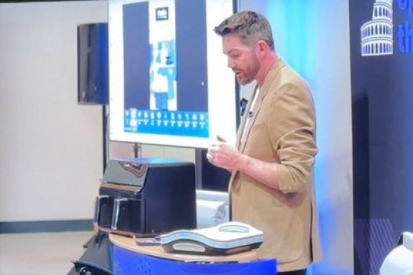 Keplin runs TikTok Shop LIVE at Linn Academy